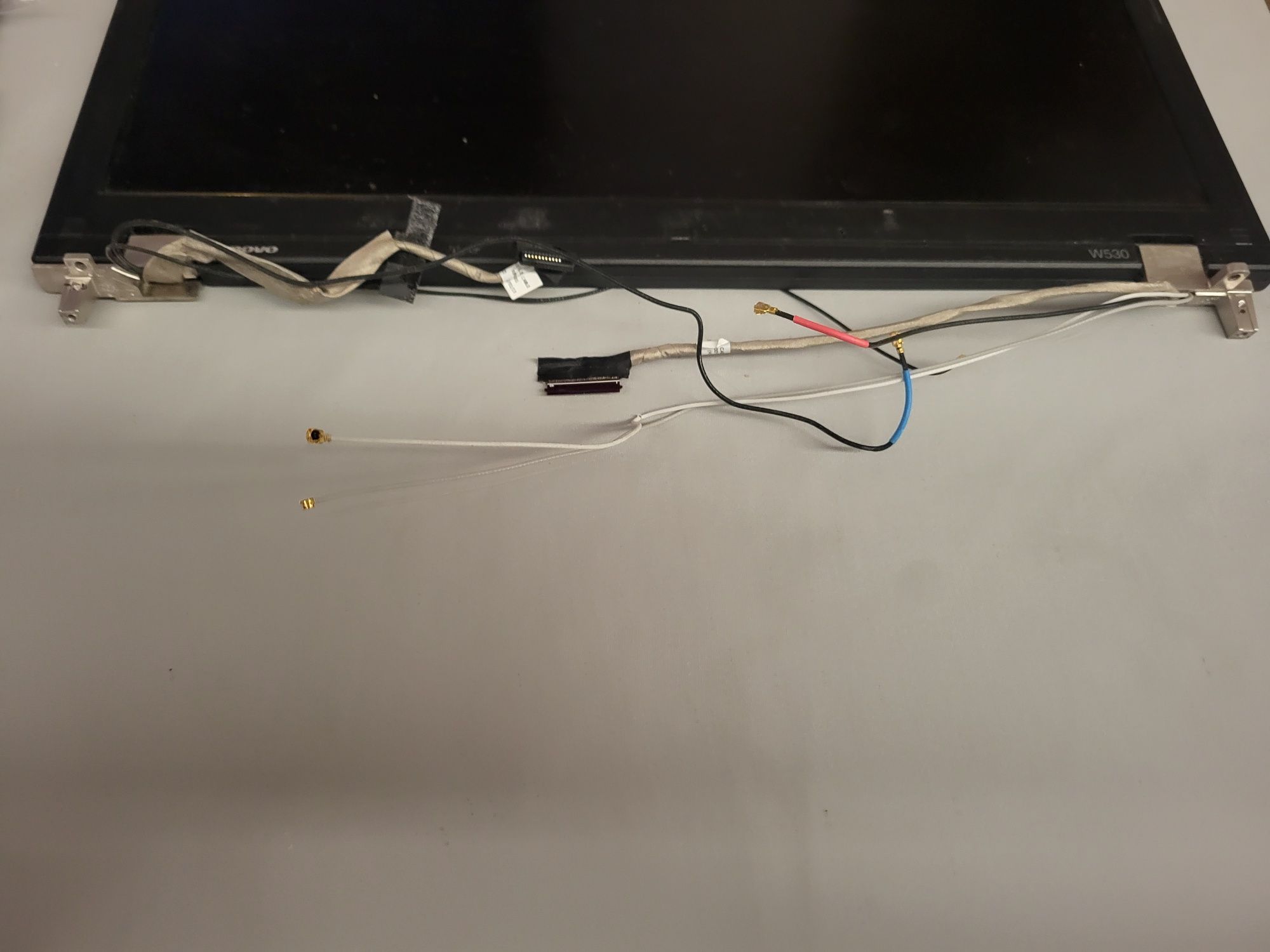 Sprzedam Klapę Matrycy z Pasmem w calosci do laptopa Lenovo W530 .