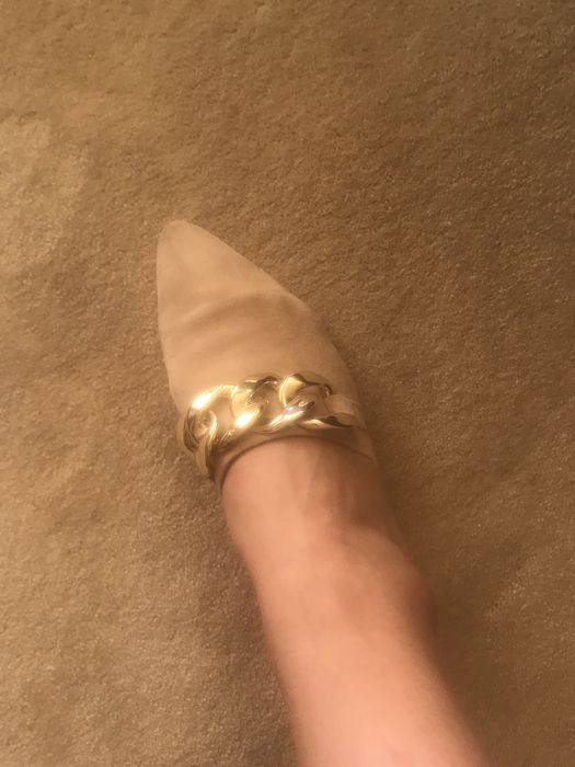 Mules bege prof com detalhes em dourado