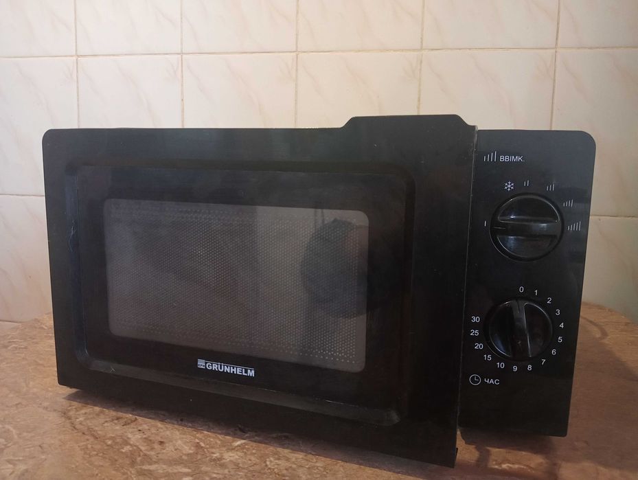 Мікрохвильова піч Grunhelm 20MX701-B