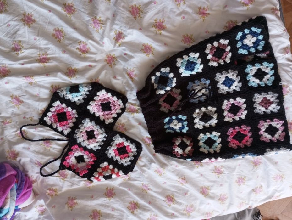 Top na szydełku kwiaty handmade kwadraty babuni