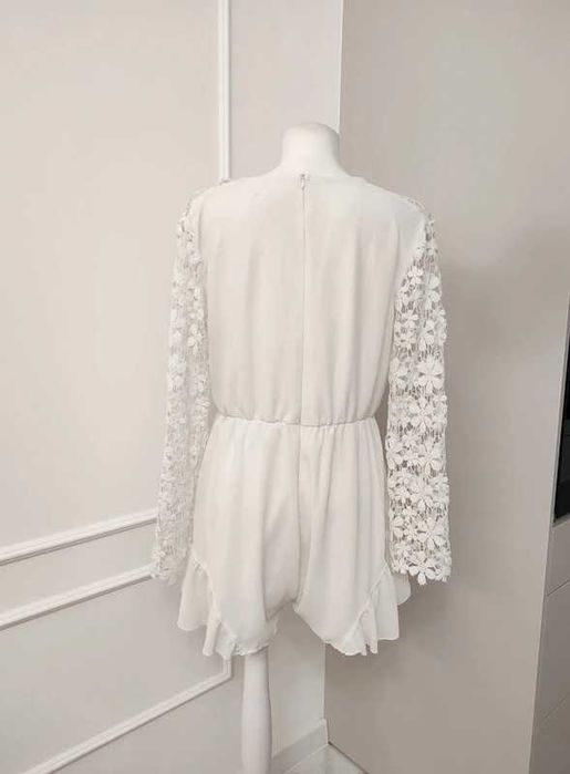 Kombinezon z krótką nogawką kopertowy falbanki koronka L | elegance