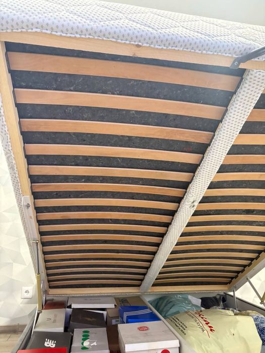 Ліжко двоспальне.