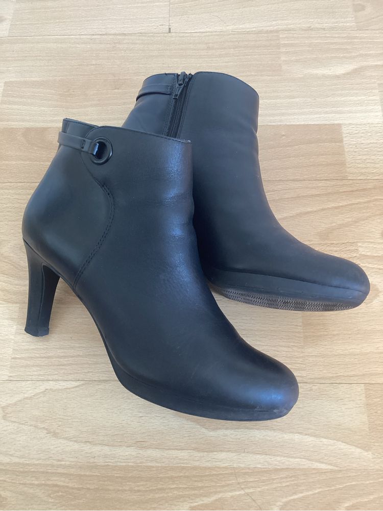 Ботільйони ботинки черевики Clarks 40 розмір та тапки в подарунок