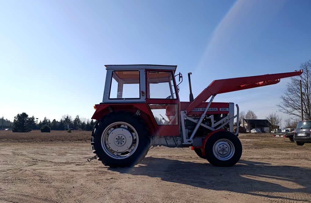 Ciągnik rolniczy Massey Ferguson MF235 z turem