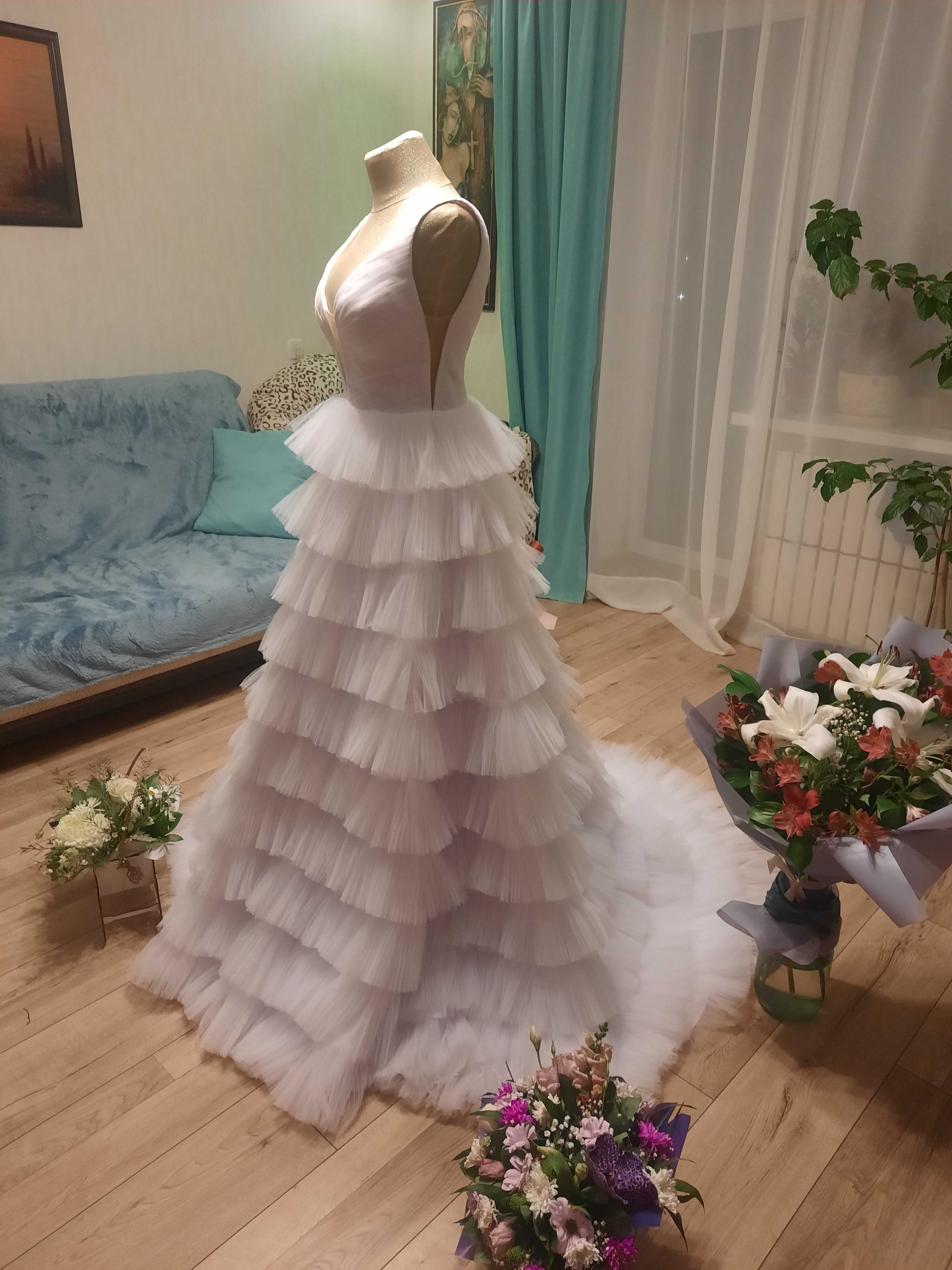 Продам красивое совершенно НОВОЕ свадебное платье с небольшим шлейфом