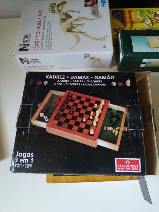 Vários jogos de tabuleiro e para crianças