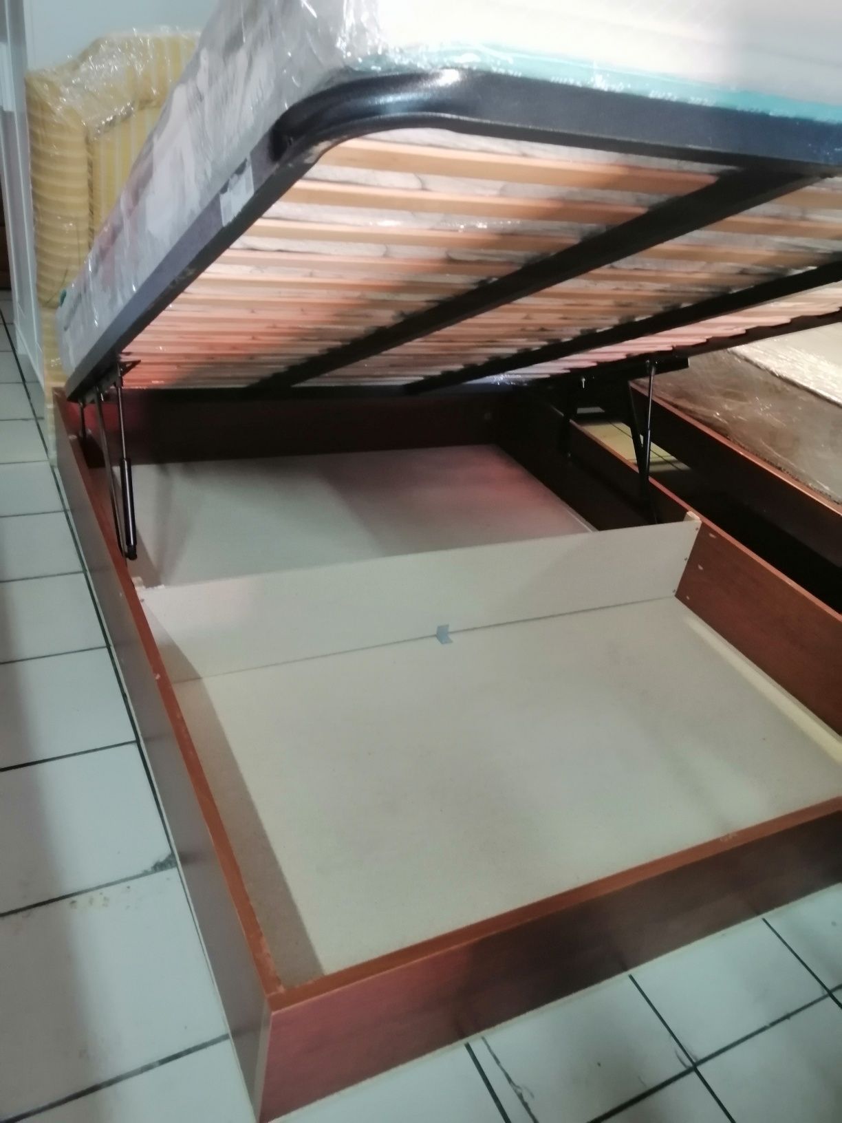 Cama Sommier com arrumações