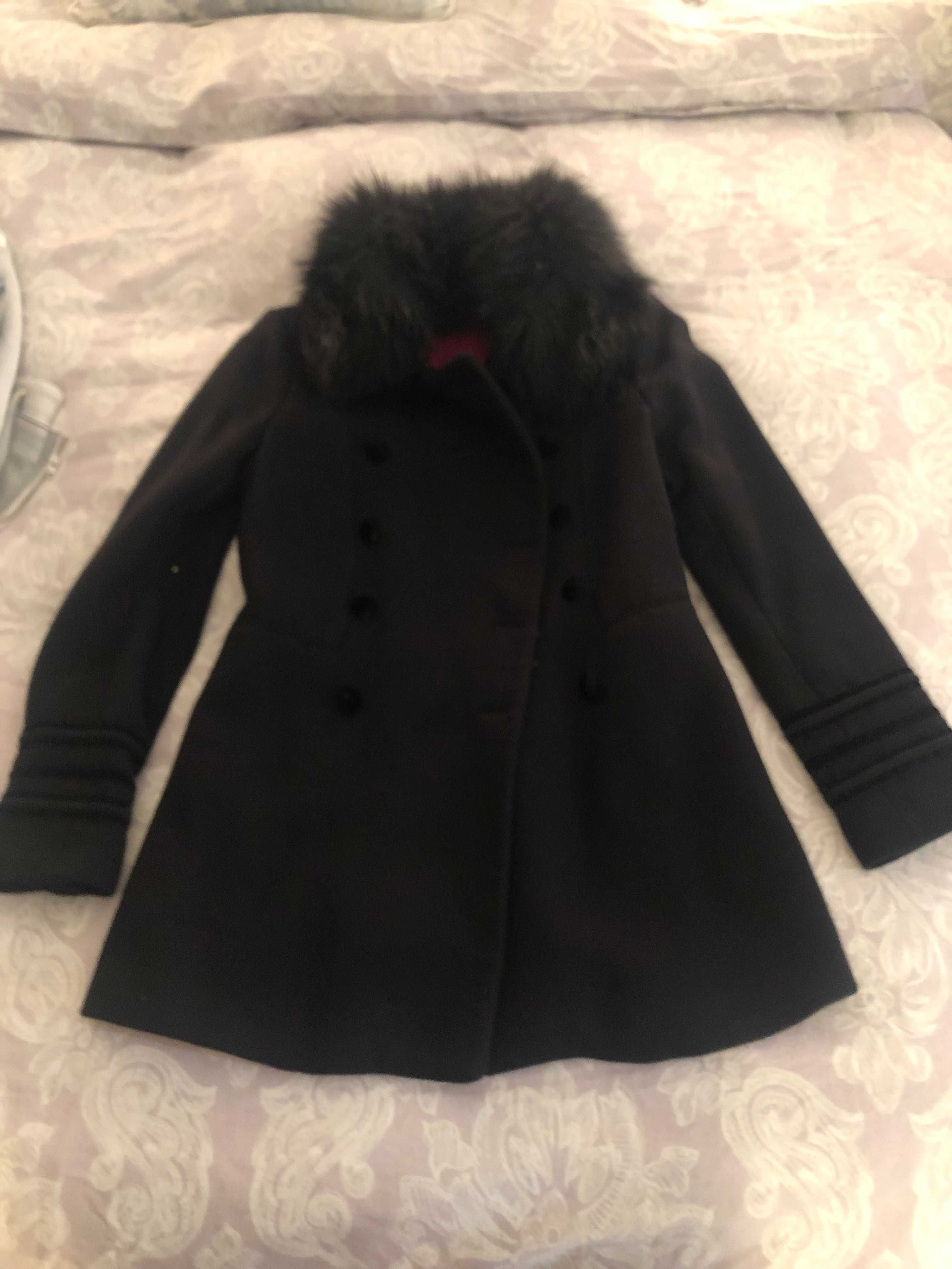 casaco preto zara com gola de pelo tamanho xs