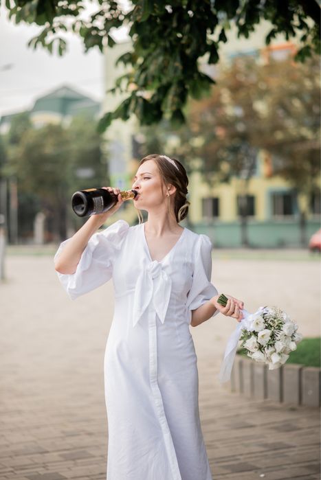 Нарядна біла сукня з льону