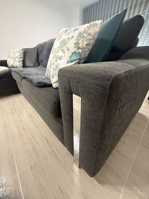 Sofá cinza escuro 3 lugares