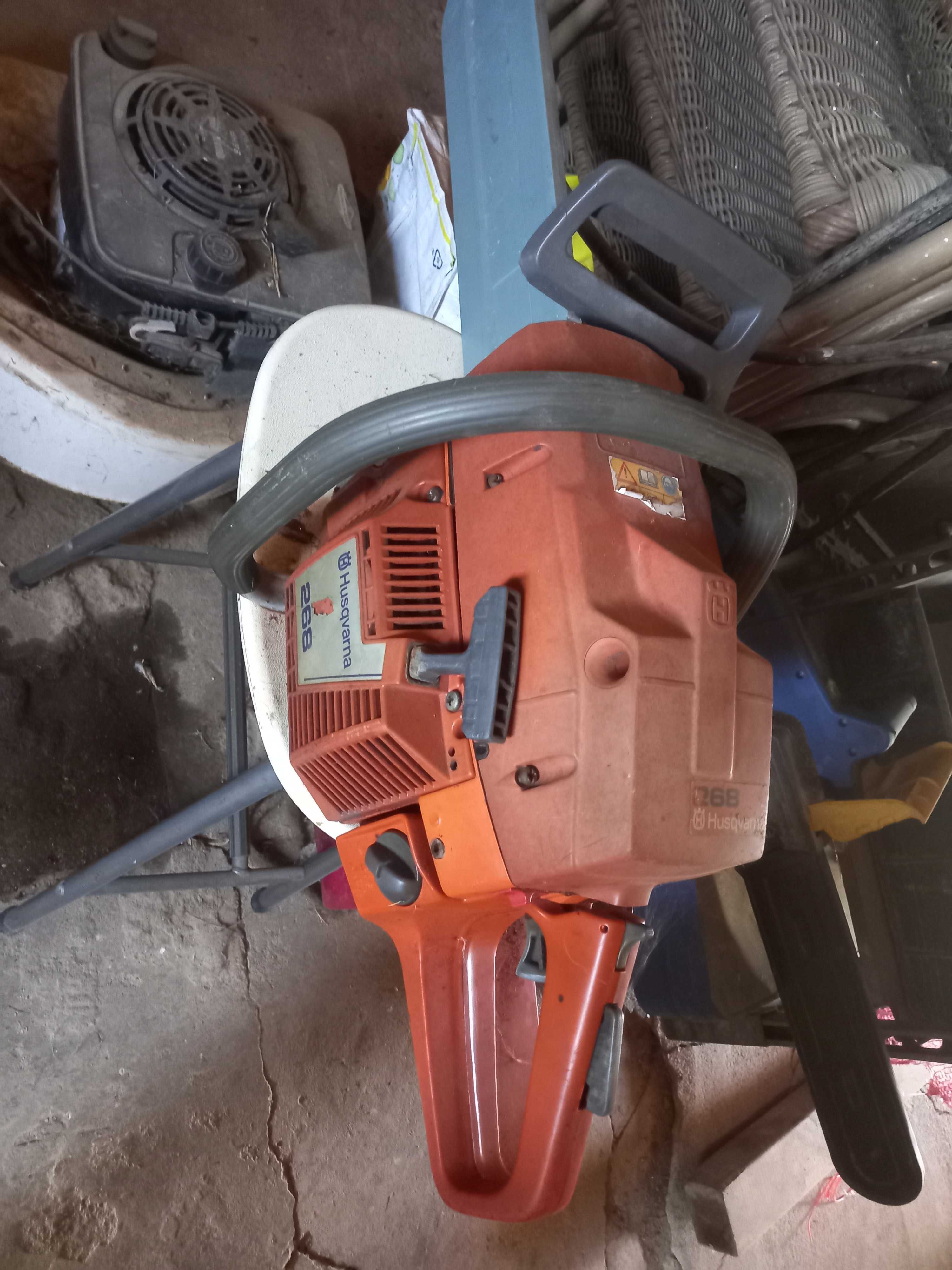 Motoserra para peças avariada