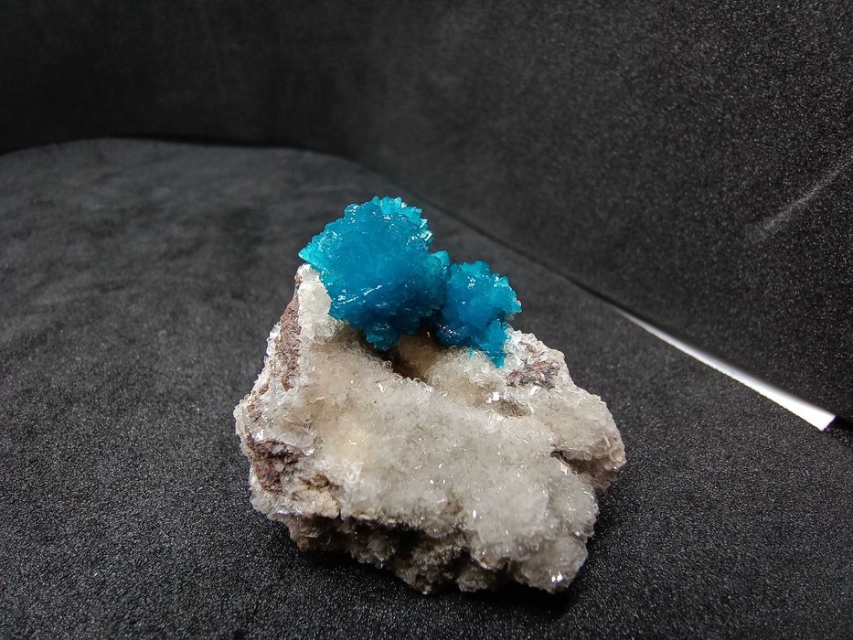 Kawansyt na Heulandycie - Elektryzujące Niebieskie Kryształy | Indie