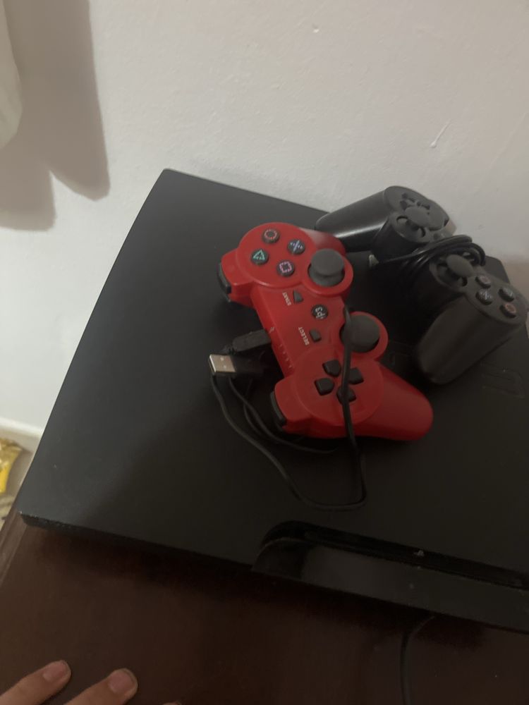 Vendo ps3 com 2 comandos