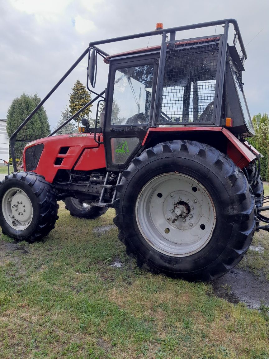 Belarus 1025.4 w zabudowie leśnej.