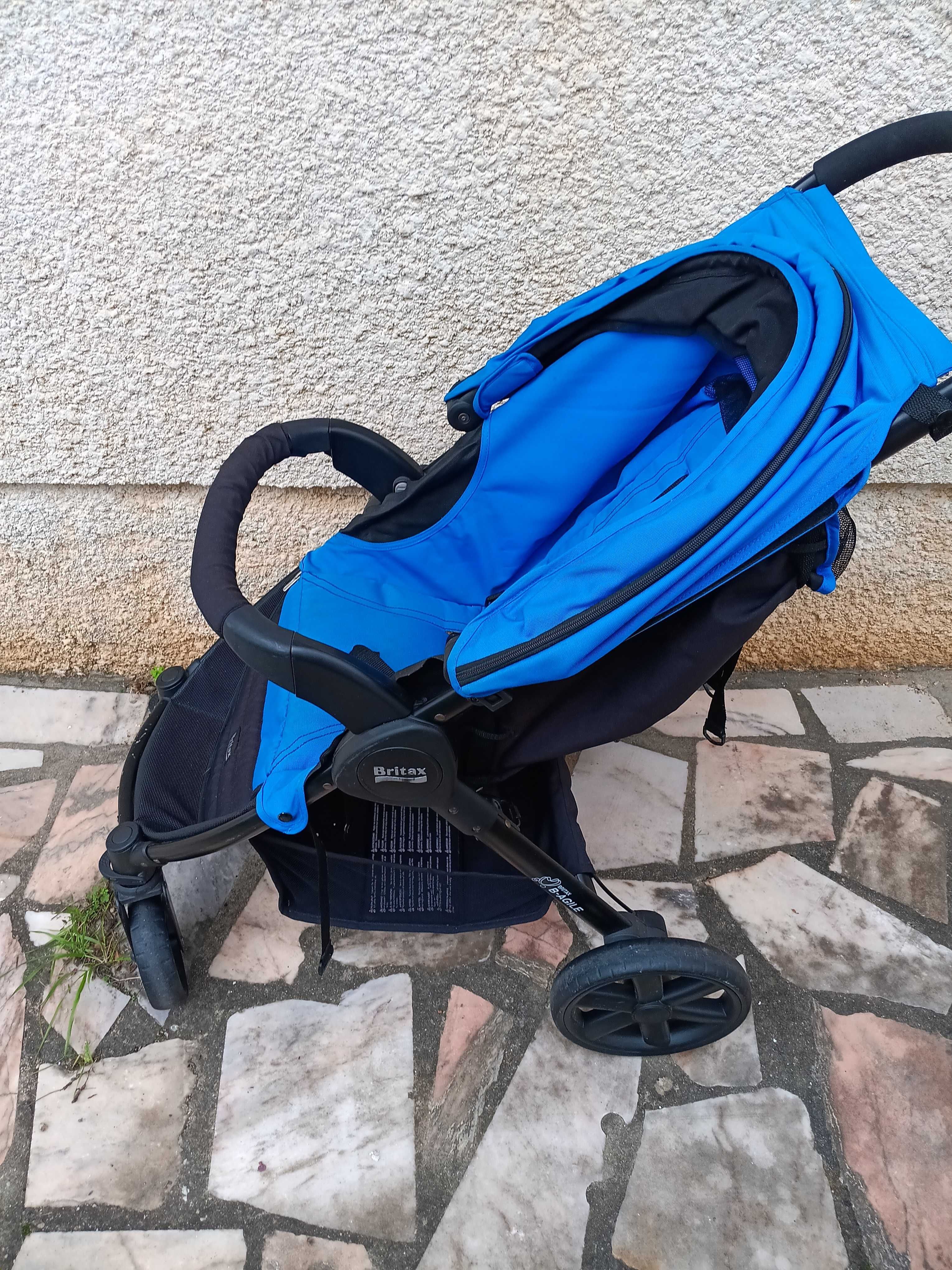 Para venda duas cadeiras de passeio mais uma bicicleta.