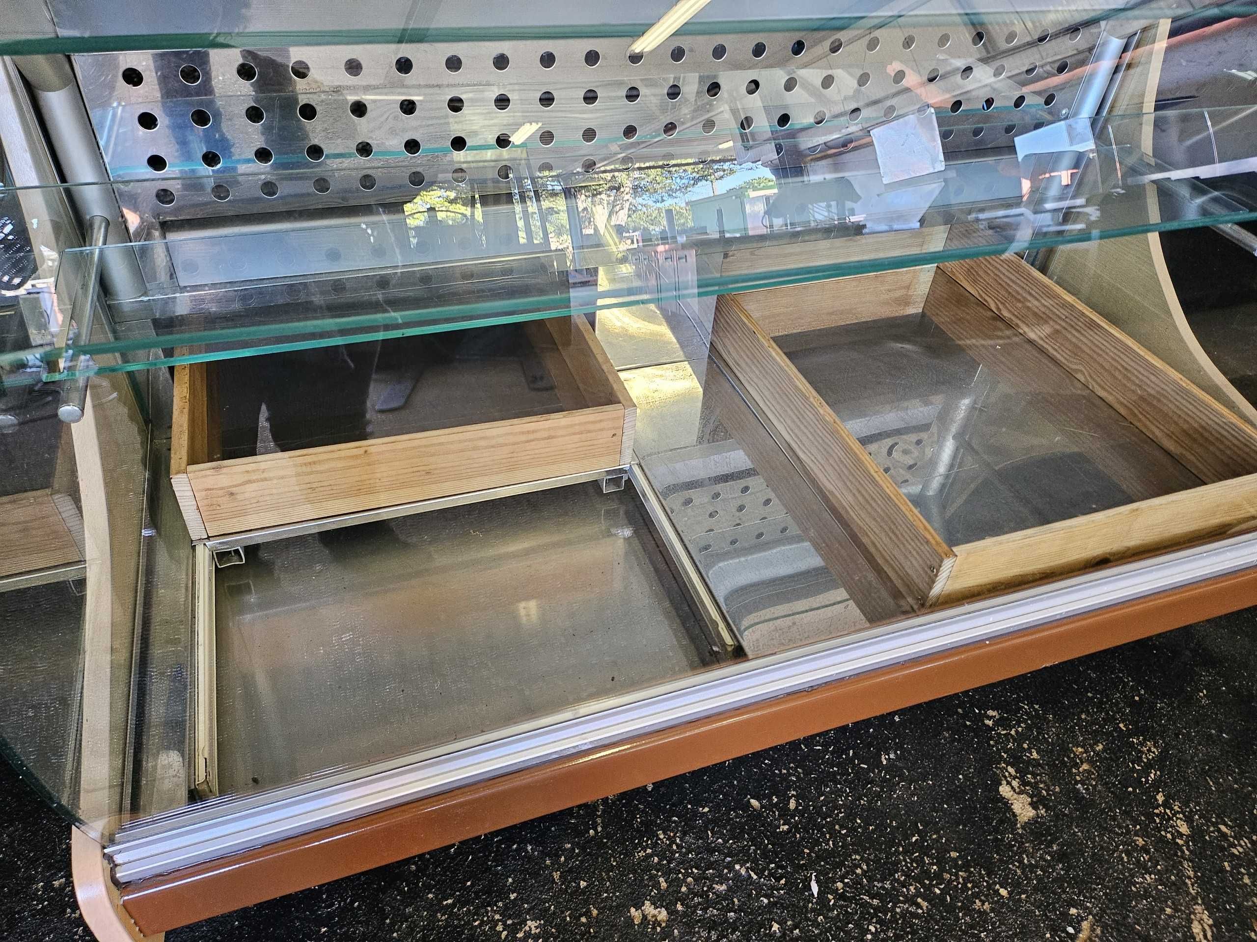 Vitrine neutra para pão e bolos