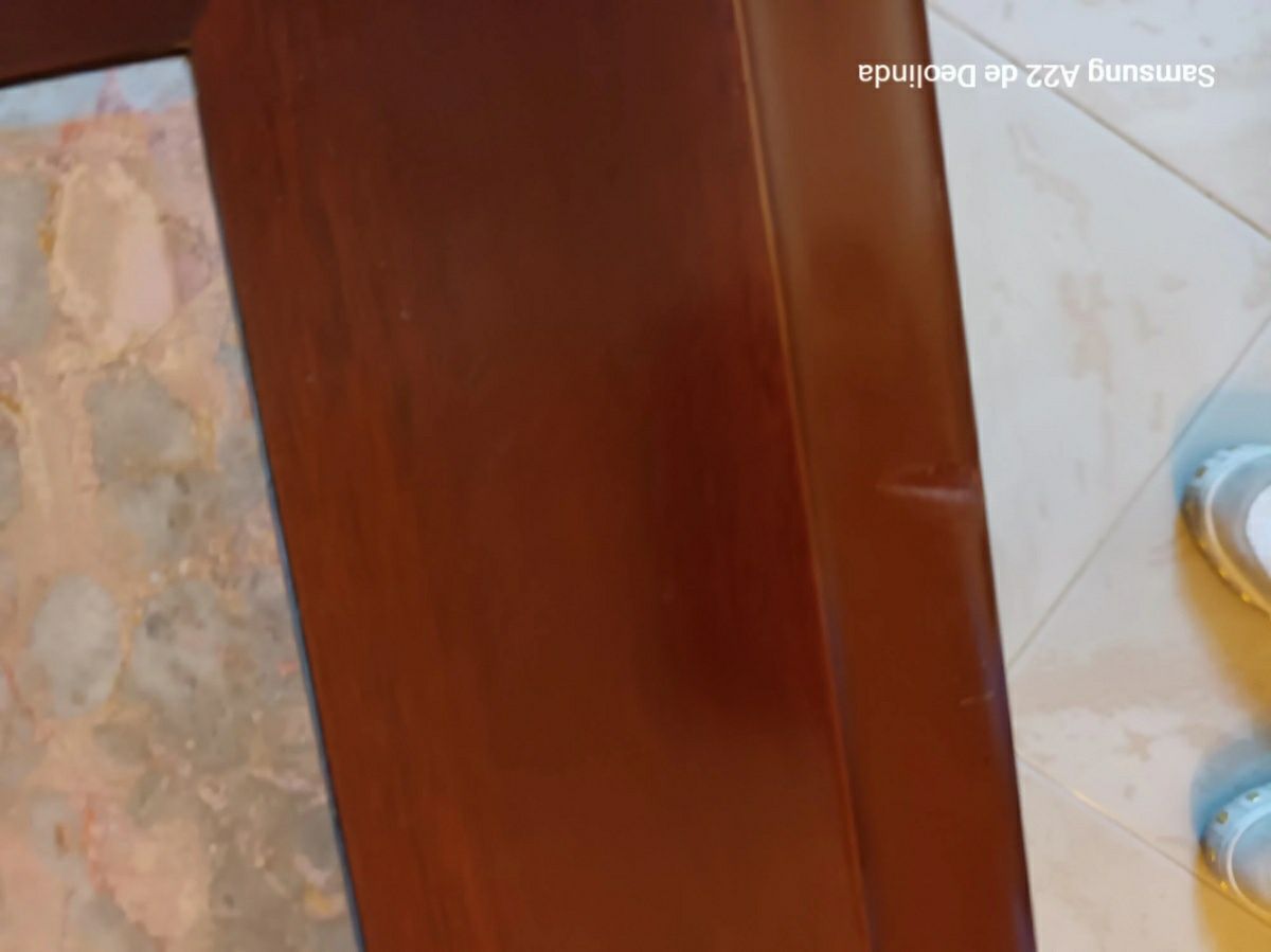 Mesa de sala retangular com tampo de mármore.