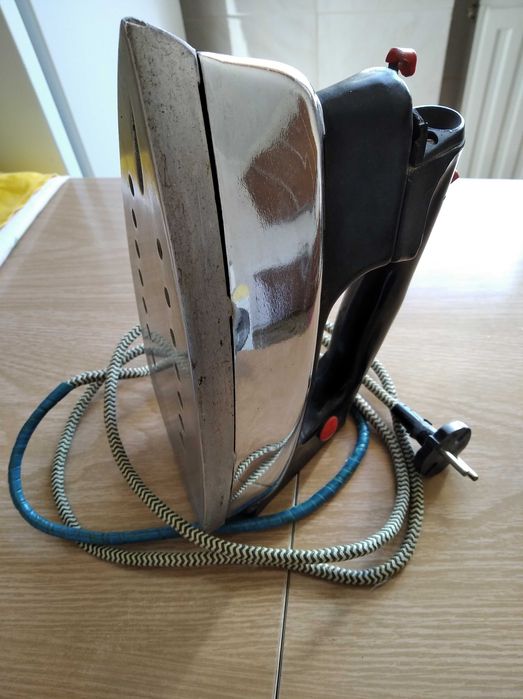 Утюг с терморегулятором, рабочий, 2кг.