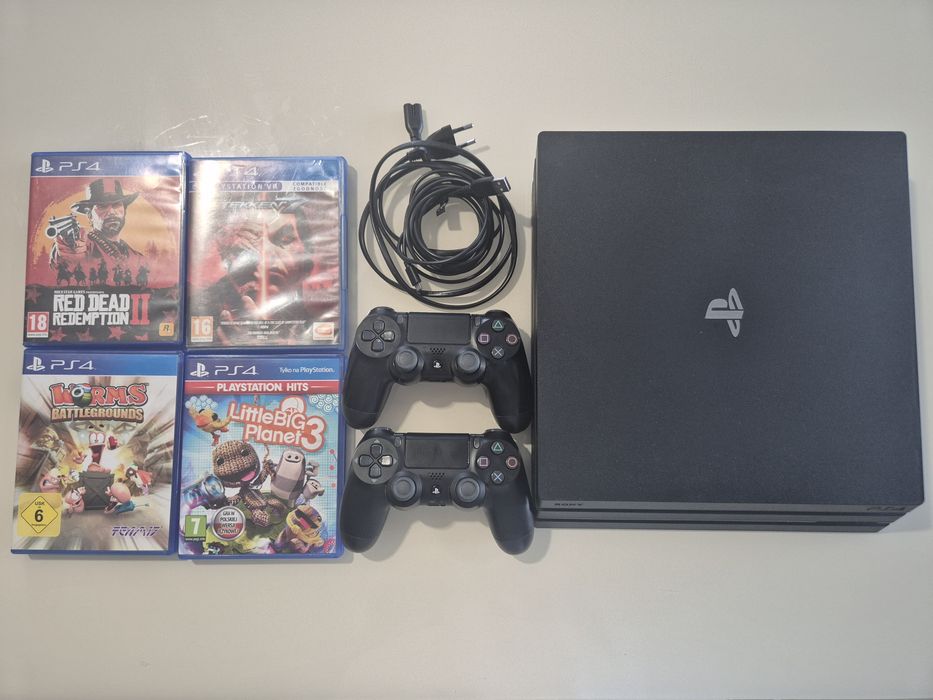 PS4 PRO CUH-7216B + 2 pady + gry