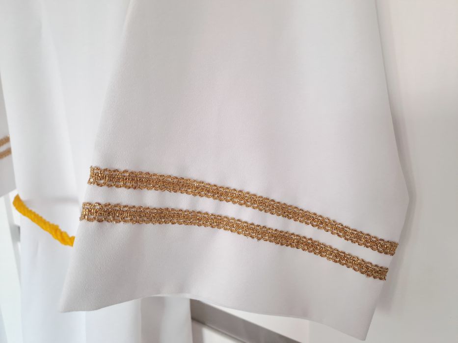 Alba komunijna dla chłopca pięknie zdobiona