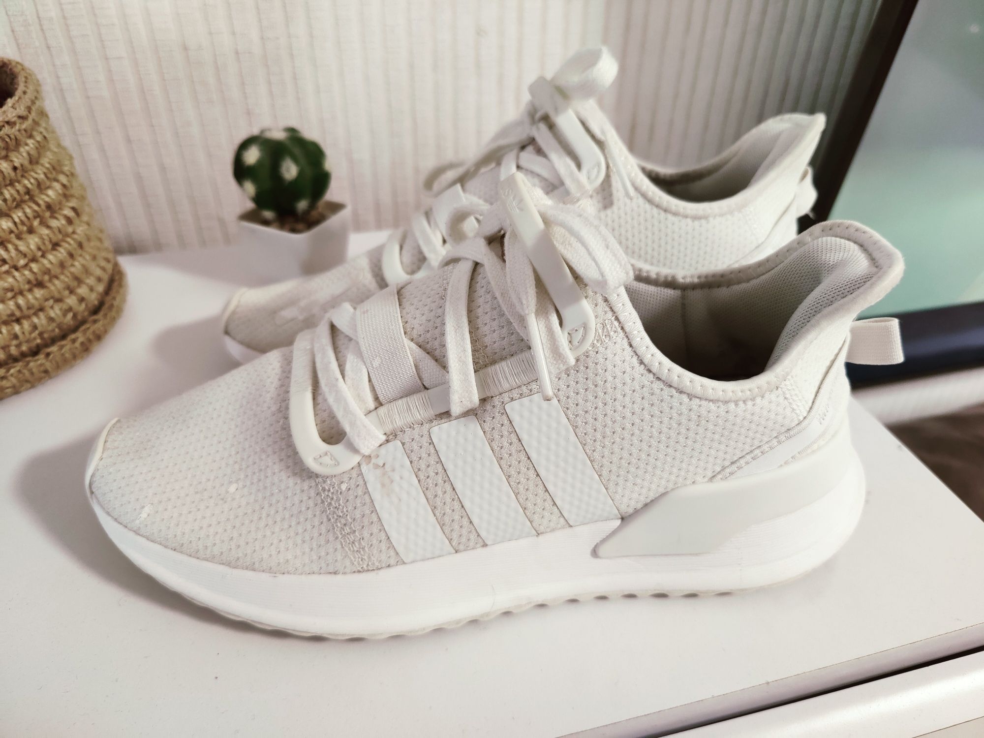 Adidas White Swift Run (40.5)