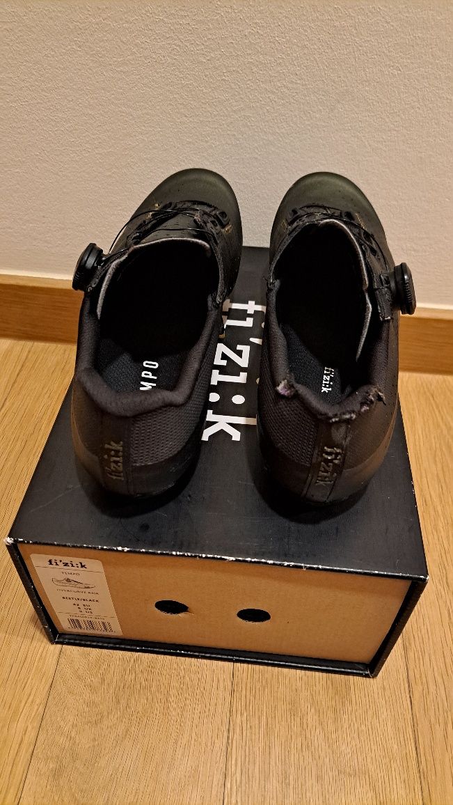 Sapatos de Ciclismo Fizik Tempo Overcurve R4 – 42 + Cleats Shimano