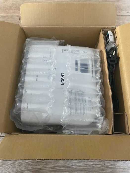 Projektor Epson EB-W49 z uchwytem i kablem