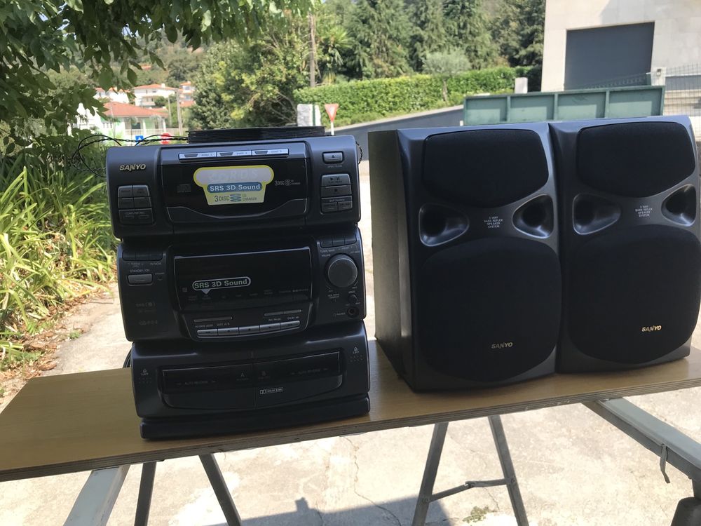 Aparelagem de musica  sao dois vendo no comjunto um sony e outro  tens
