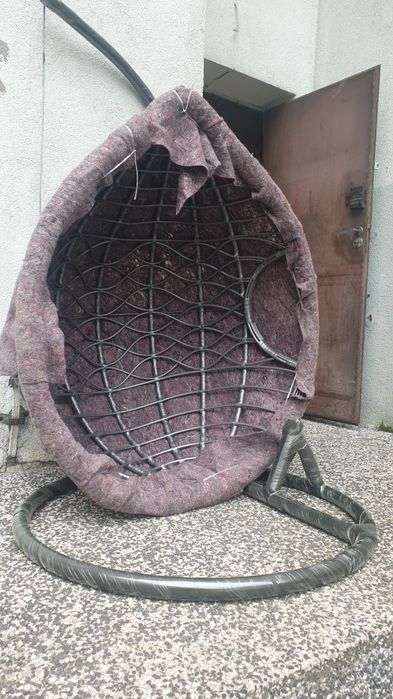 Szary fotel wiszący na balkon, taras. Huśtawka ogrodowa, kokon.