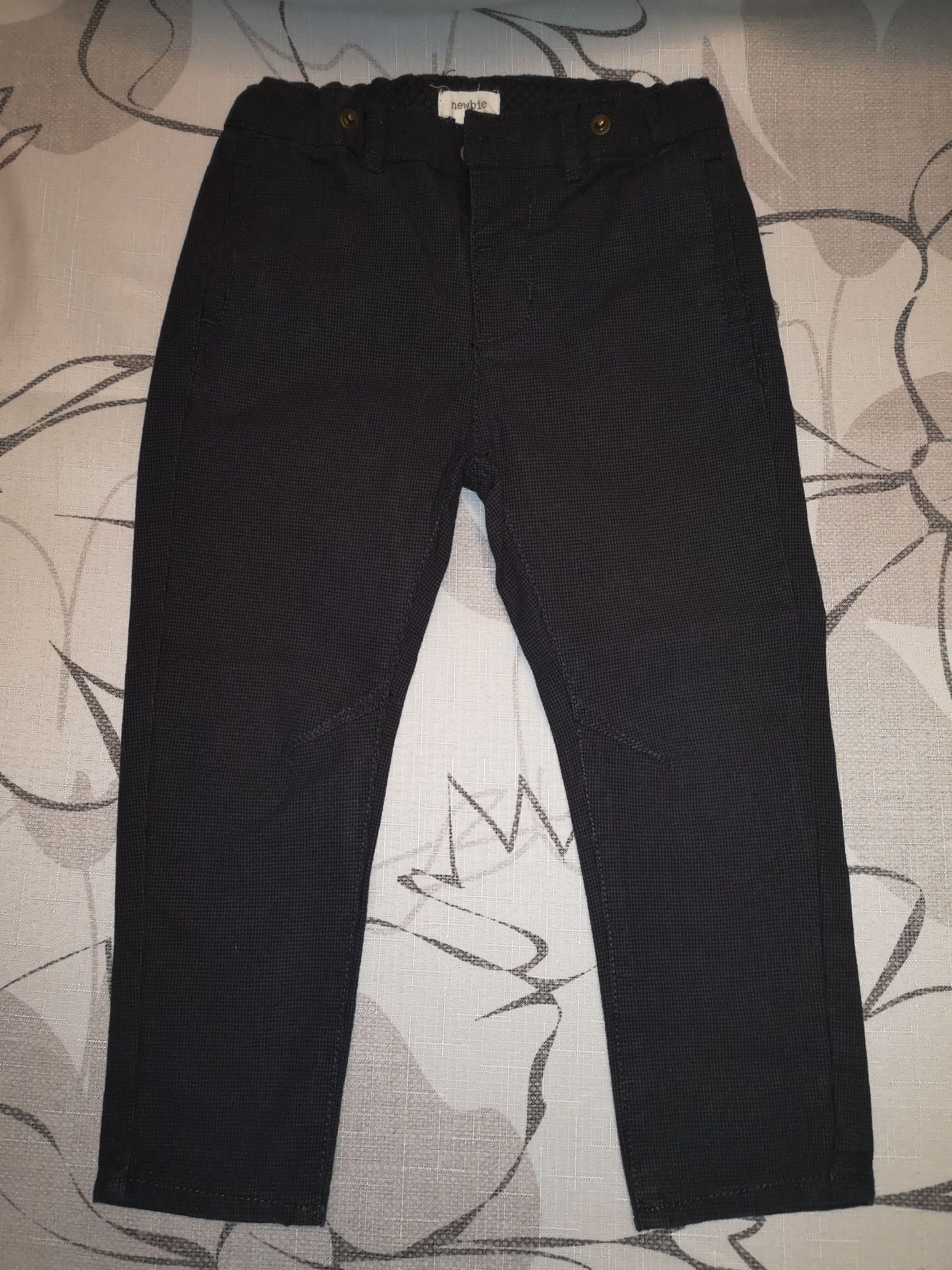 Sprzedam grafitowe spodnie Newbie R 92/98