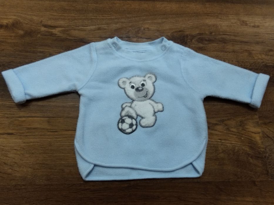 Bluza niemowlęca z polaru dla chłopca Miś z piłką R.56 jasnoniebieska