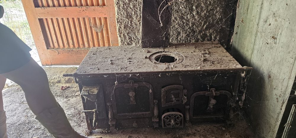 Fogão antigo de ferro  .