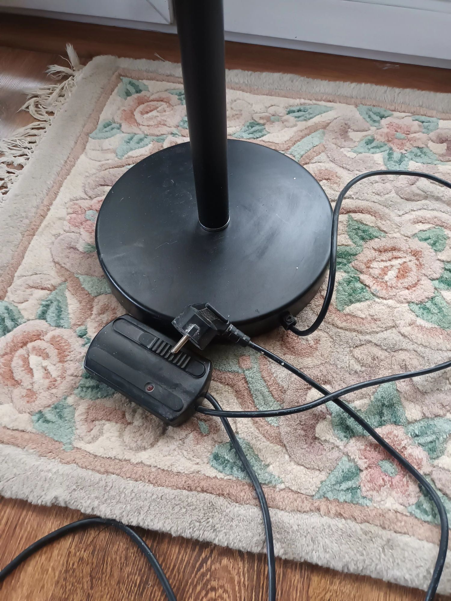 Lampa pokojową wonostojaca że ściemniaczem