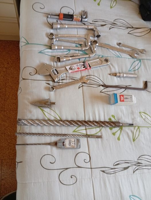 Chaves e brocas novas e usadas em bom estado