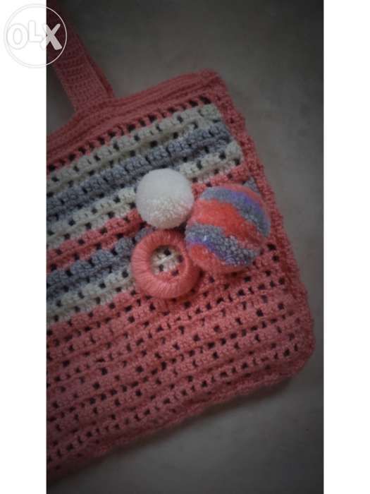 Mala de lã tricotada com pon pons artesanal feita à mão - handmade bag