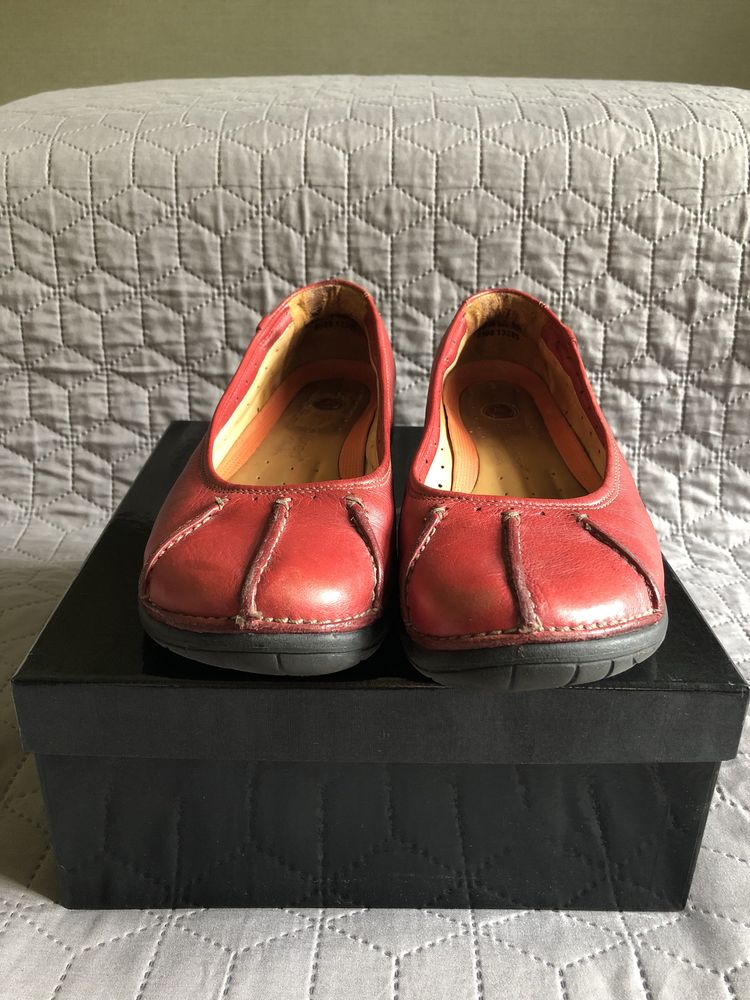890. r.39. Clarks Un structured. Czerwone pantofle, czółenka, baleriny
