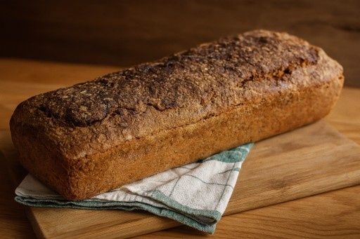 Dwa duże chleby orkiszowe z ziarnami