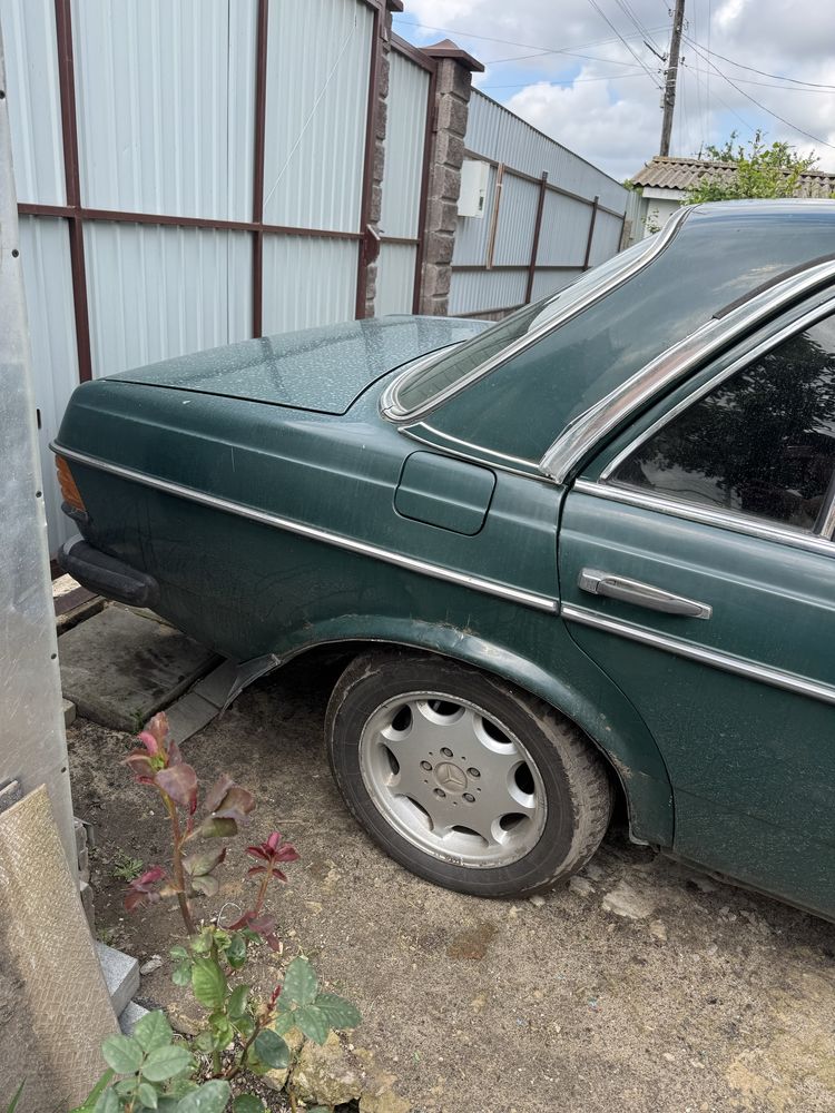 Mercedes W123 E230