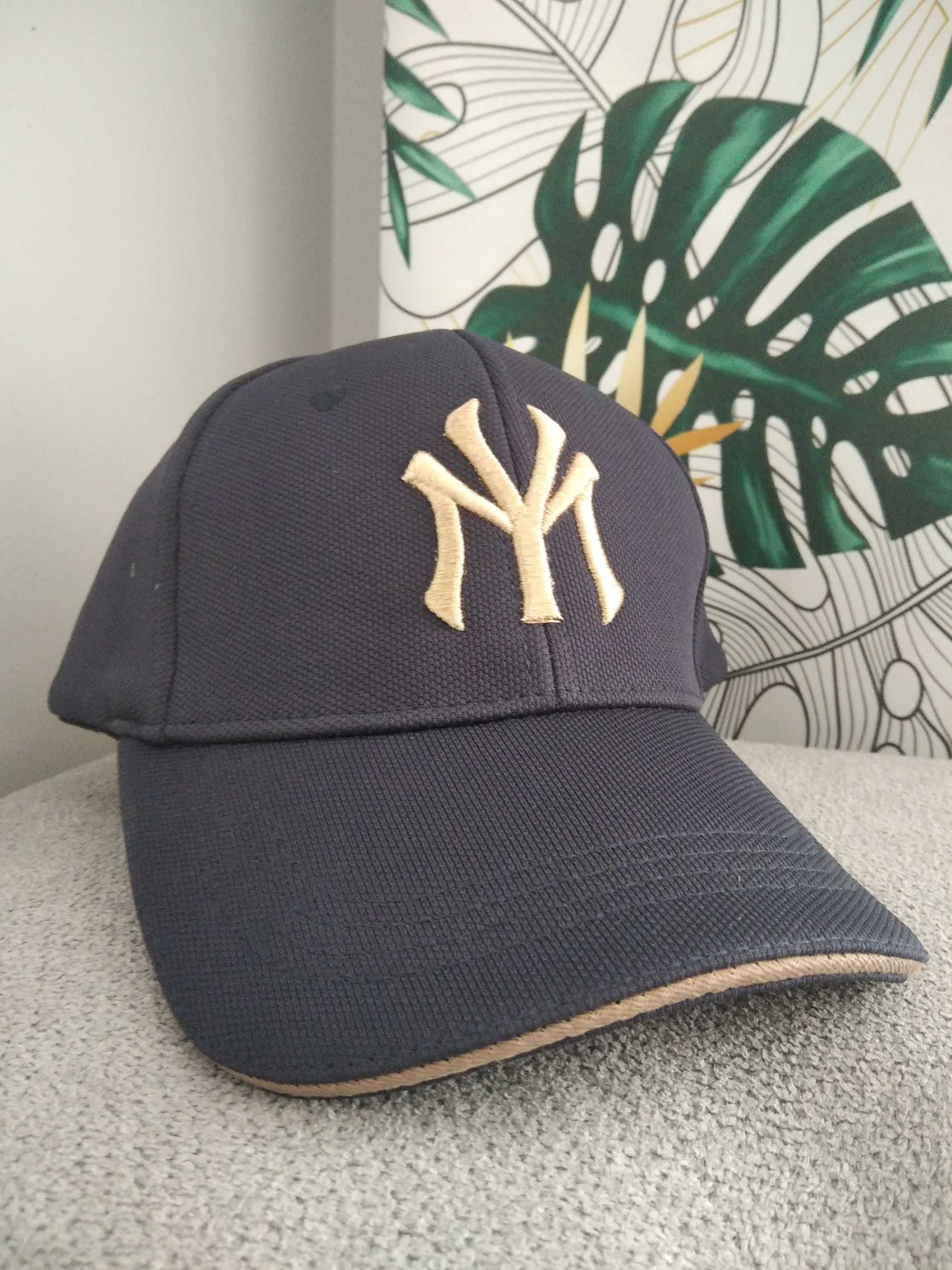 Czapka z daszkiem Nowa NYC New York Yankee granatowa ze złotym logo.