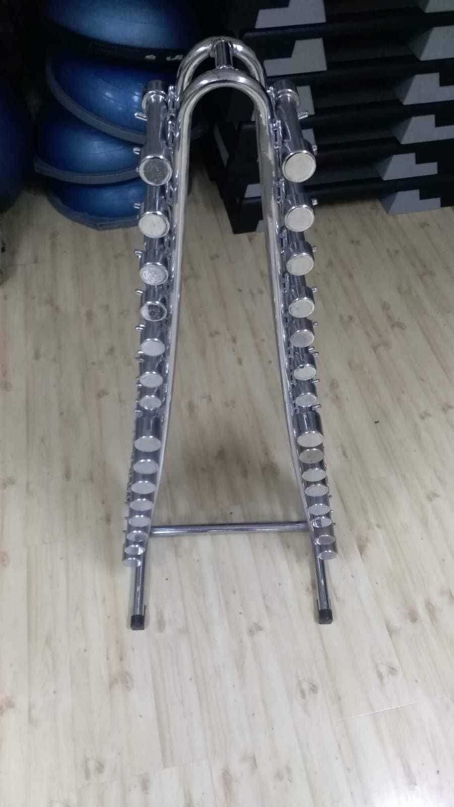 Suporte com halteres em piramide