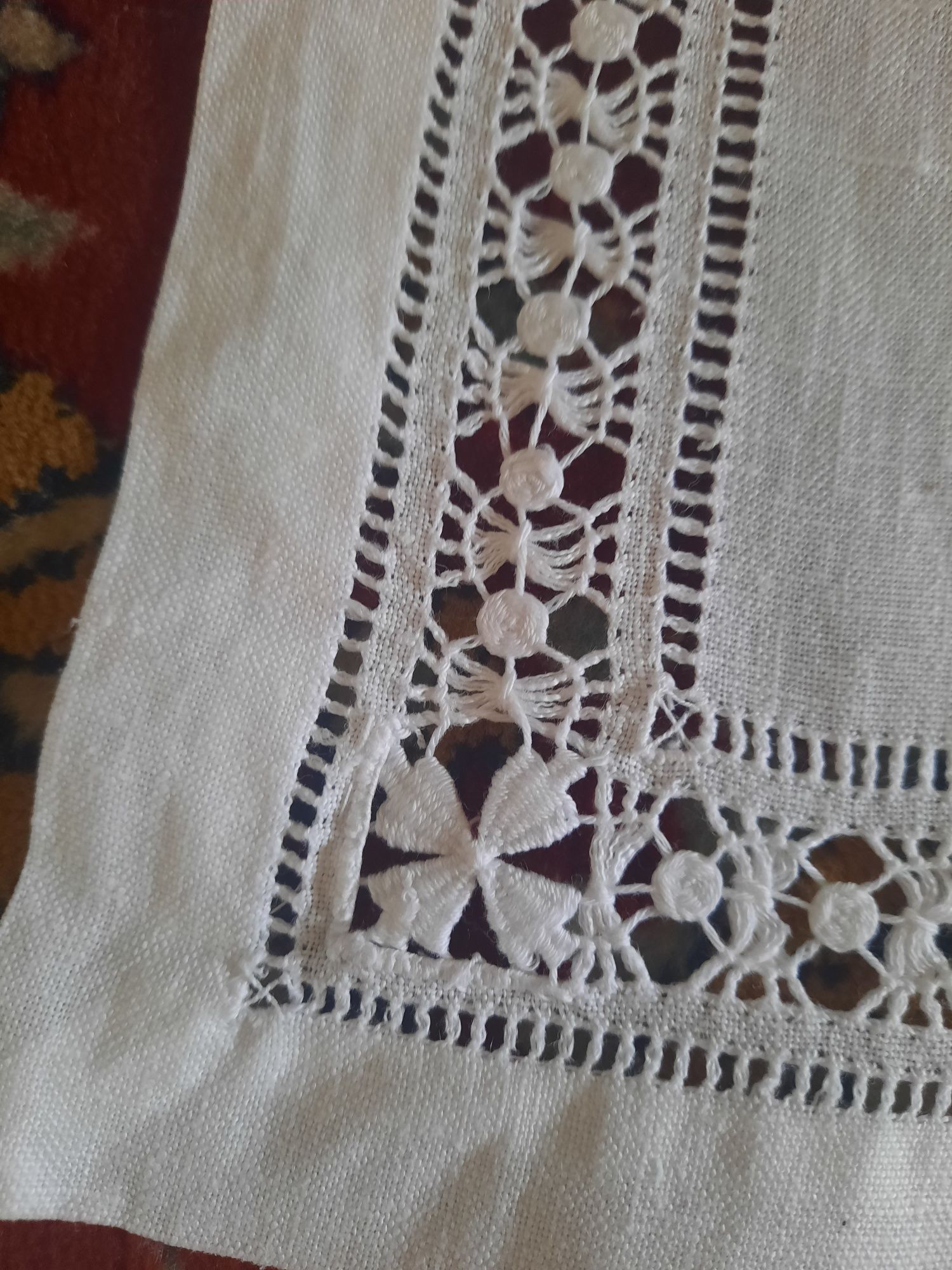 Lniany bieżnik z ręcznym haftem I mereżką 97x40 cm.