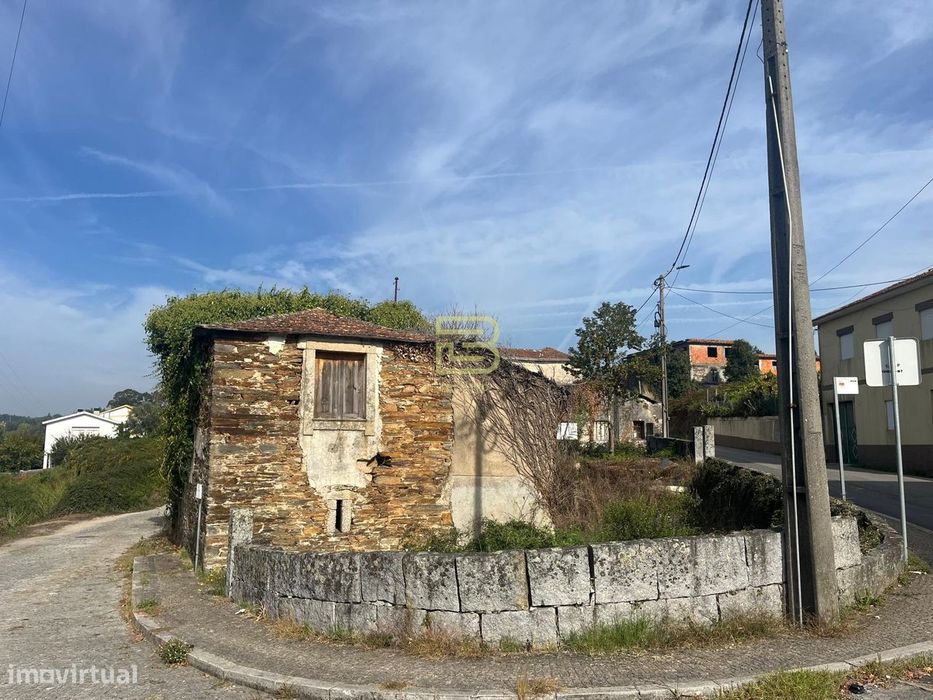 Casa em Xisto para Recuperar em Sobreira – Paredes | 25 min do Porto