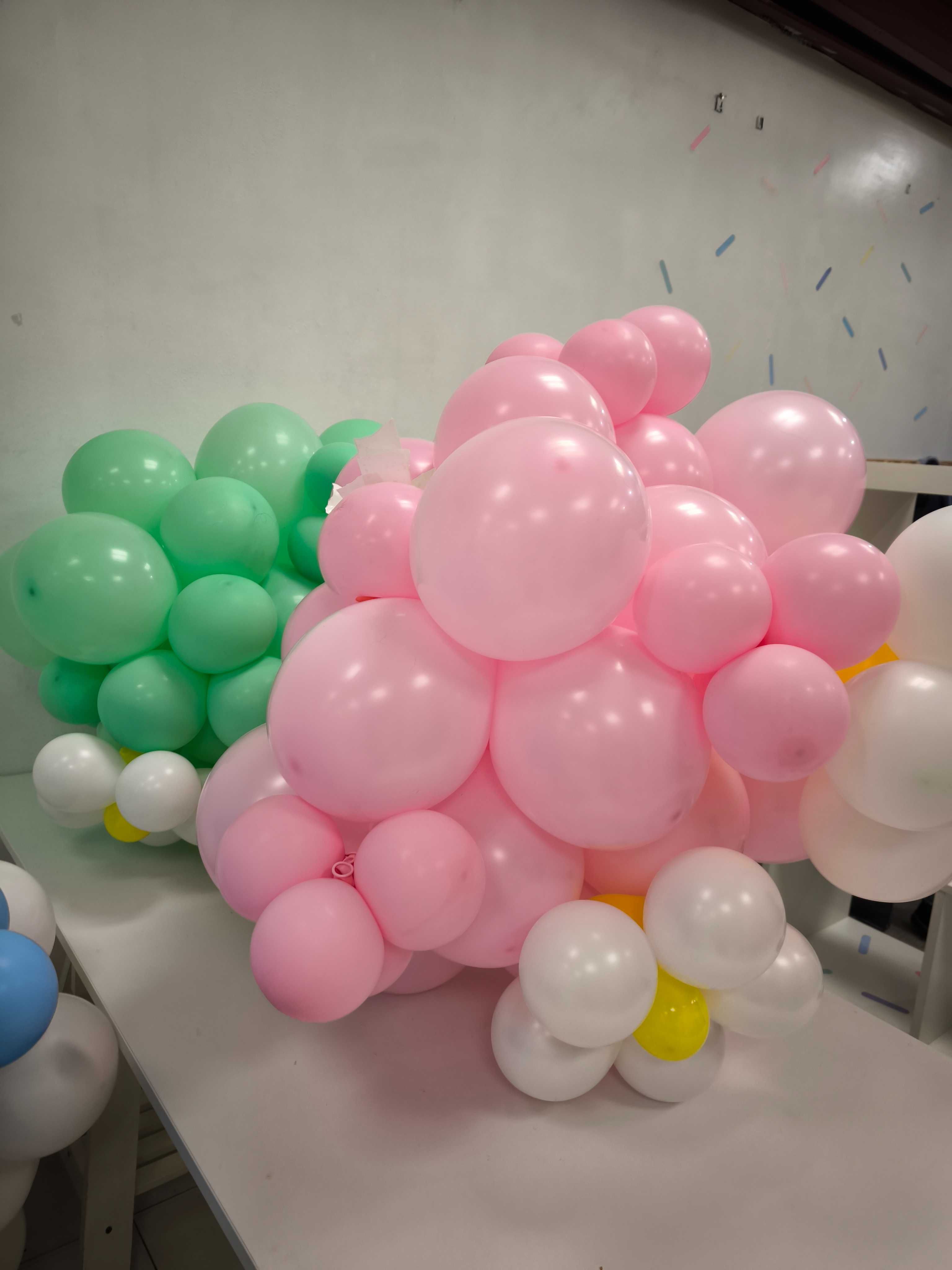 Balões coloridos com flores enchidos em molhos