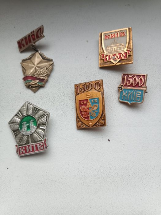 Продам значки советские