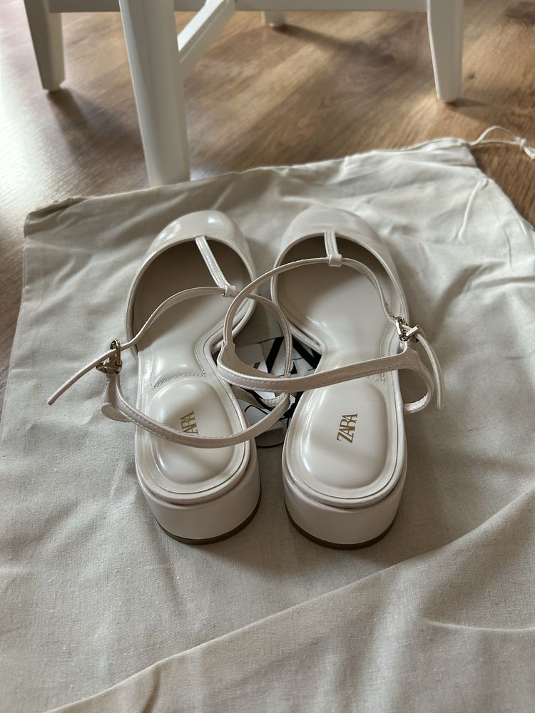 Lakierowane buty na obcasie Zara