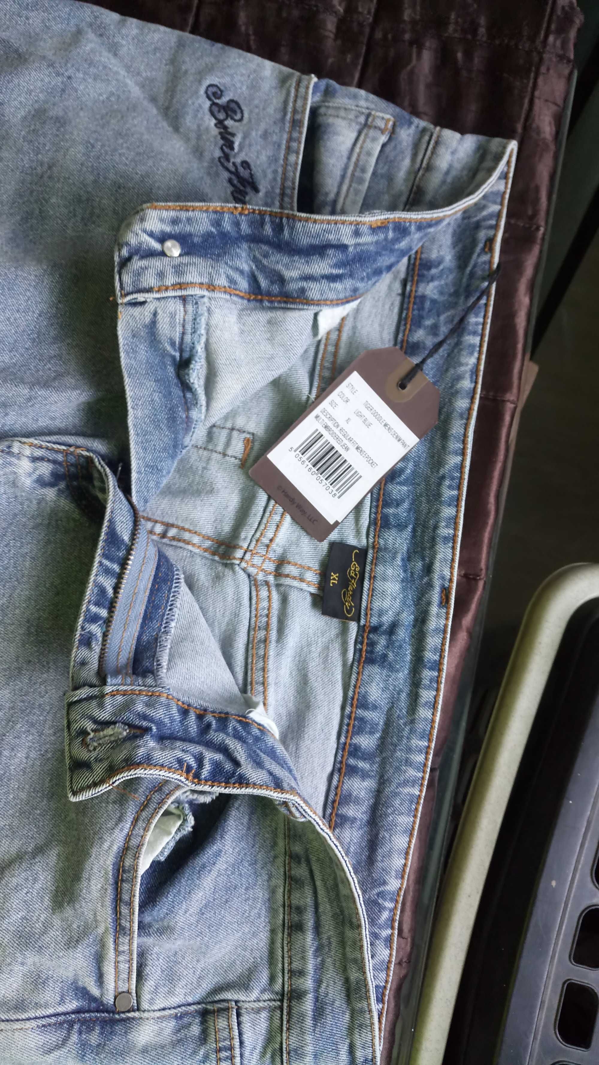 Markowe, męskie spodnie jeansowe z grafiką, marki "Ed Hardy".