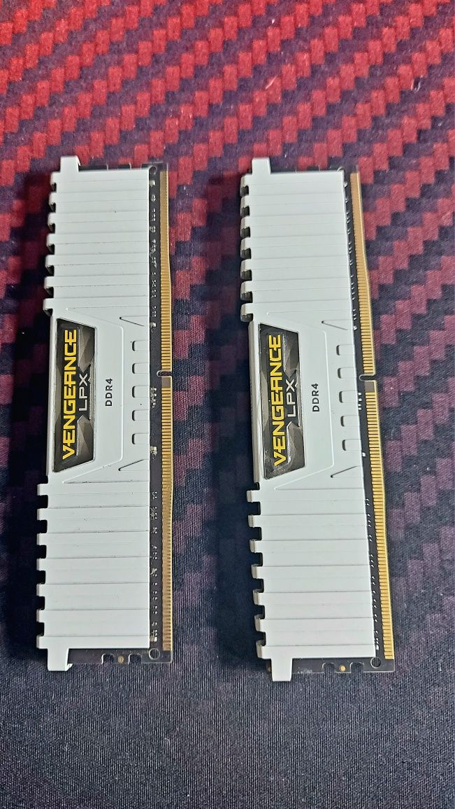 Corsair Vengance 16 GB  (8 x 2) DDR4 3000MHz Originais
