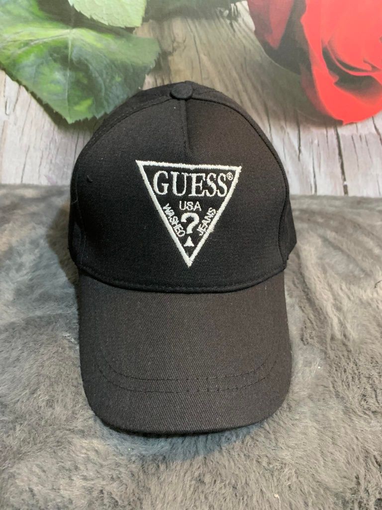 Sprzedam  kaszkiet guess