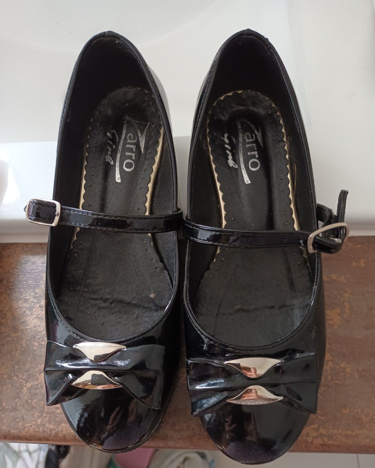 Buty lakierowane czarne 33 plus klapki