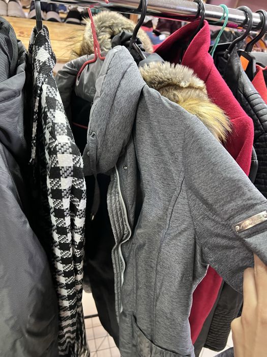 Продам лот жіночого верхнього одягу